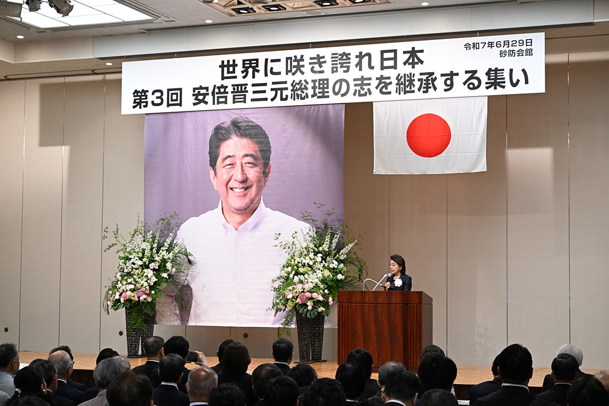 約600人が参加した「安倍晋三元総理の志を継承する集い」の壇上と会場
