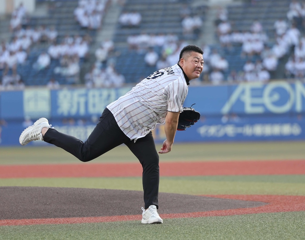 ロッテ、OBの小林雅英さんが始球式「初球であれくらい投げられ