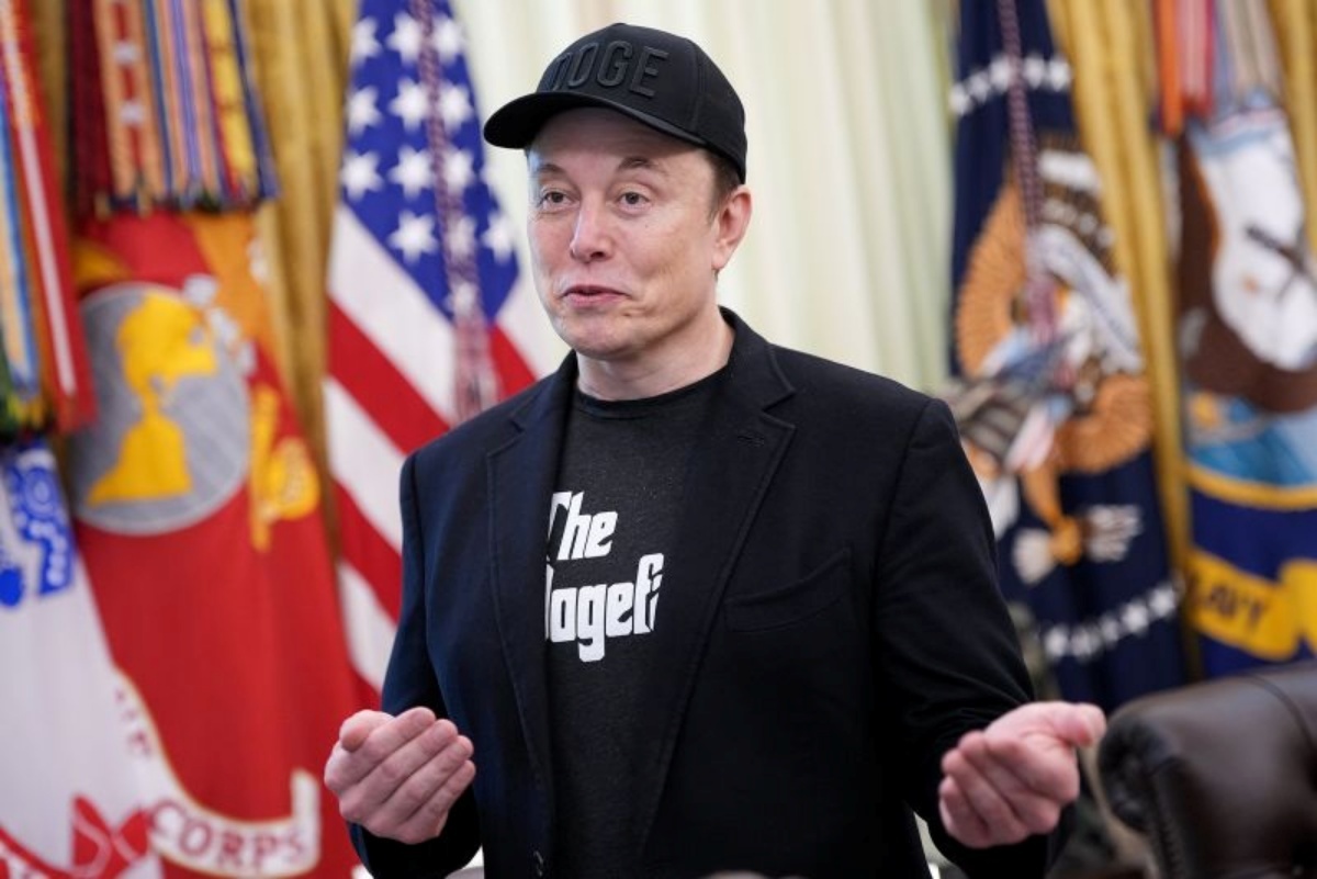 米大統領執務室にて、イーロン・マスク氏がトランプ前大統領と並んで記者団に対応する様子。テスラ株価の変動やマスク氏の政治活動に関連する注目が集まる場面（５月撮影）