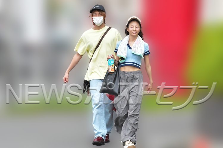 WEST.の中間淳太さん（37）と熱愛が報じられた女性がゴルフ練習場で並び、ショット練習に取り組む姿