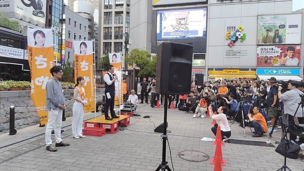 2025年参院選公示、東京新橋駅前で街頭演説する参政党の神谷宗幣代表