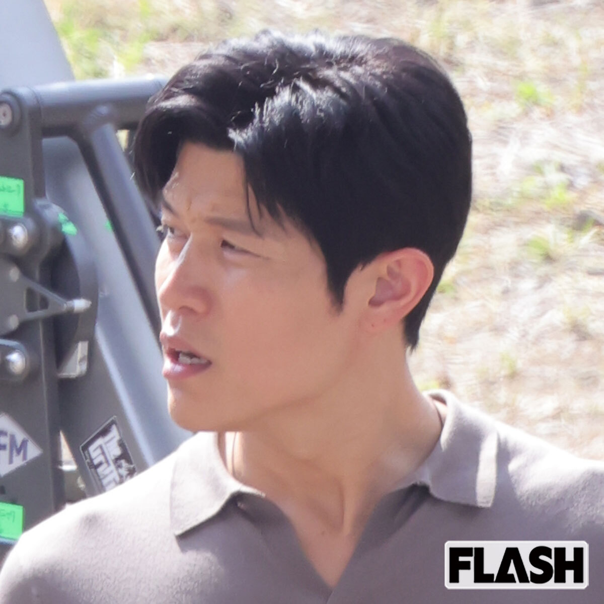 映画館のスナックカウンターで並ぶ俳優・鈴木亮平さんと妻