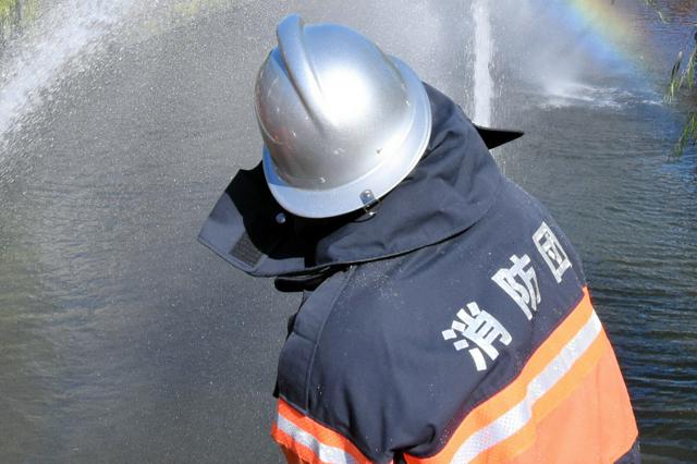 消防訓練で放水する消防団員