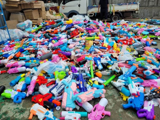 夏フェス「ウォーターボム」終了後に大量の水鉄砲ゴミ…韓国環境団体「ユニークな活用法」