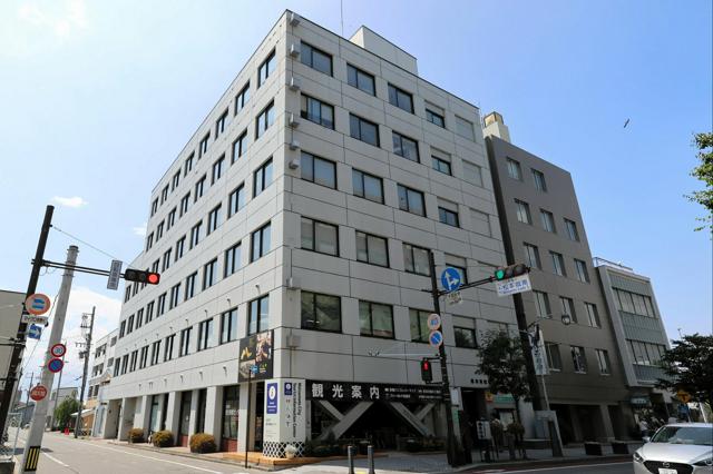 松本市教育委員会が入る市役所大手事務所の外観