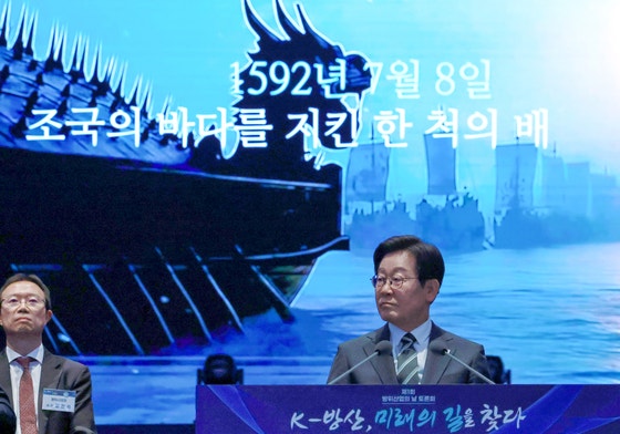 韓国・ソウルで開催された防衛産業の日討論会で発言する李在明（イ・ジェミョン）大統領。防衛産業の輸出促進への強い意欲を示す。