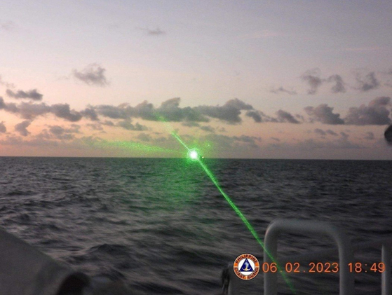 南シナ海でフィリピン沿岸警備隊の船舶に緑色のレーザー光線を照射する中国海洋警察の船舶（2023年2月）