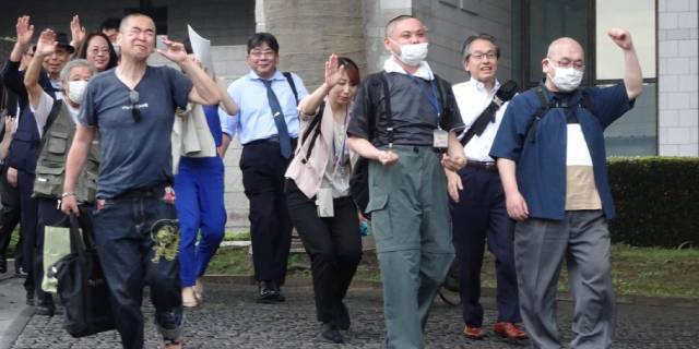 生活保護基準引き下げ違法判決後、最高裁判所から出てくる原告団と弁護団