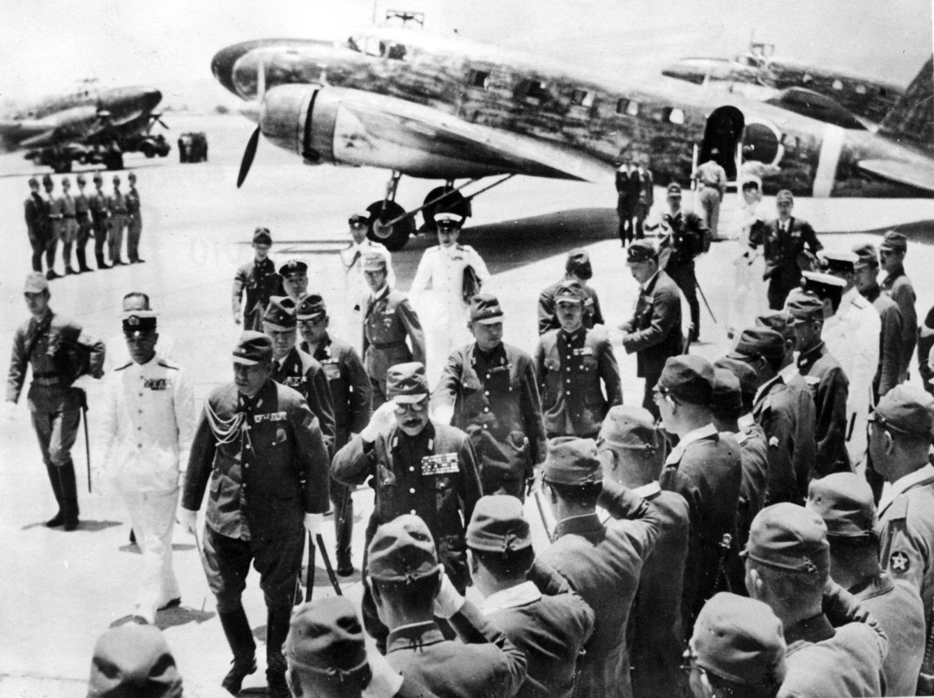 1943年、陸軍将校らが東條英機に敬礼する様子。昭和陸軍指導部の雰囲気を伝える一枚。