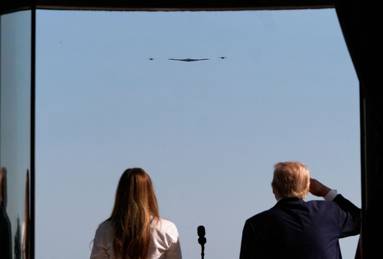 ワシントンD.C.で行われた独立記念日の祝賀行事で、ホワイトハウスのバルコニーからB-2スピリット爆撃機による飛行を観覧するトランプ大統領とメラニア夫人