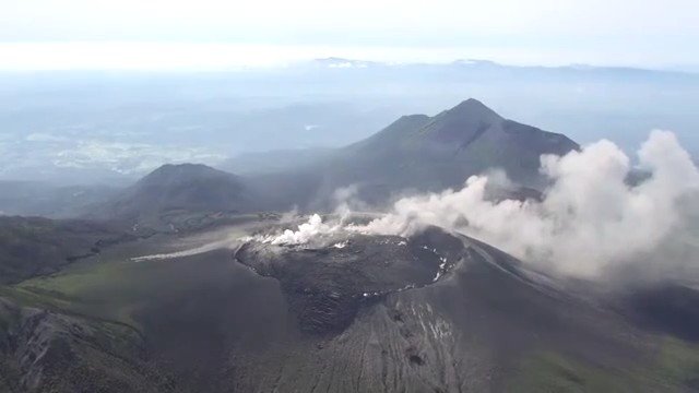 霧島連山・新燃岳の火口を上空から撮影した写真。噴煙が立ち上り、活動の様子がうかがえる