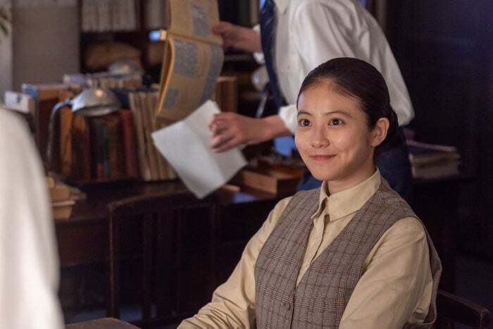 連続テレビ小説「あんぱん」第74話より、東京出張前の資料を確認する朝田のぶ（今田美桜）