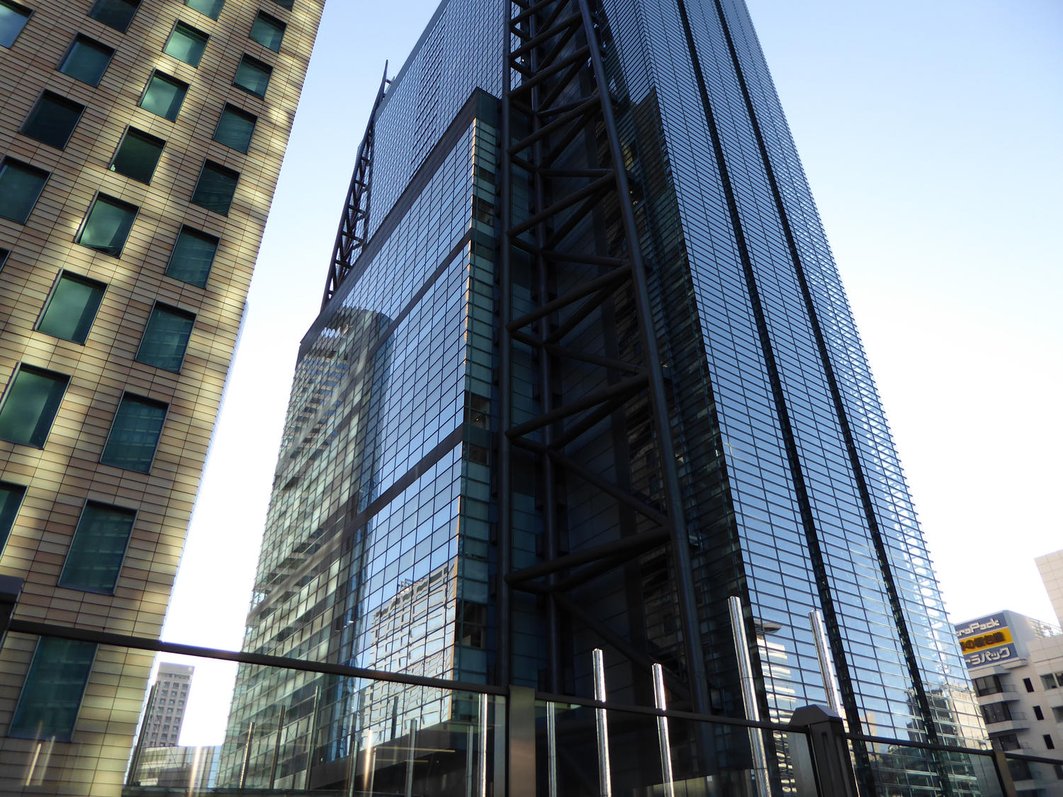 日本テレビ本社ビル。「上田と女がDEEPに吠える夜」が放送された局舎。