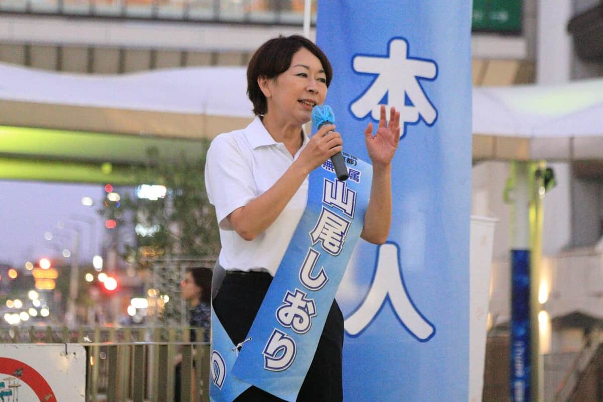 山尾志桜里氏が街頭演説で小学5年生と対話する様子