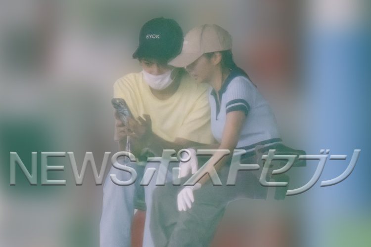 「WEST.」中間淳太と林祐衣、プライベートでスマホを一緒に見る様子