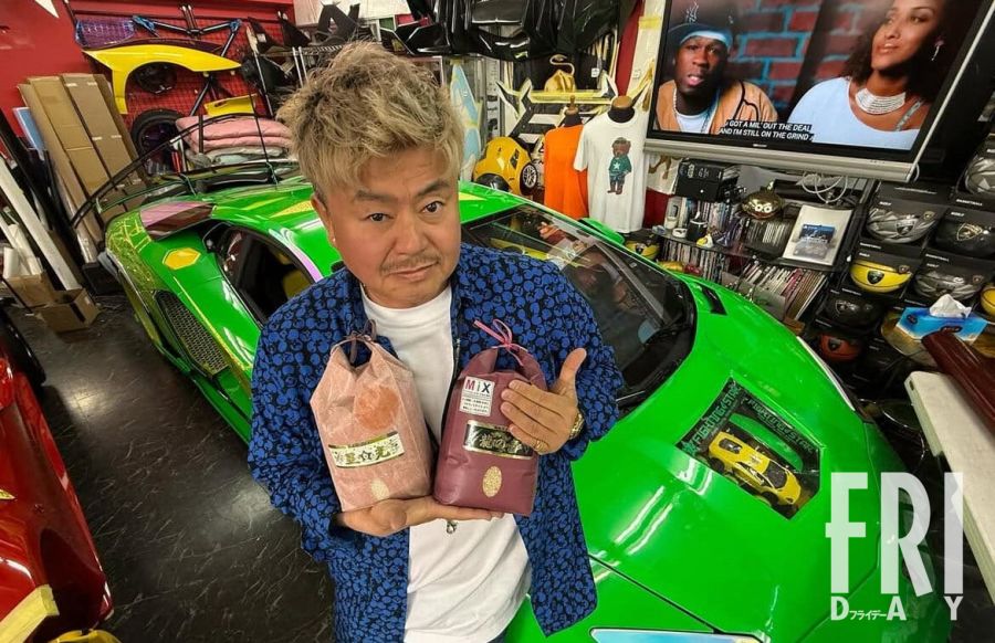緑色のランボルギーニを背景に立つ諸星伸一（山本伸一）容疑者のSNS投稿写真、不正車検で逮捕されたスーパーカー愛好家のリーダー
