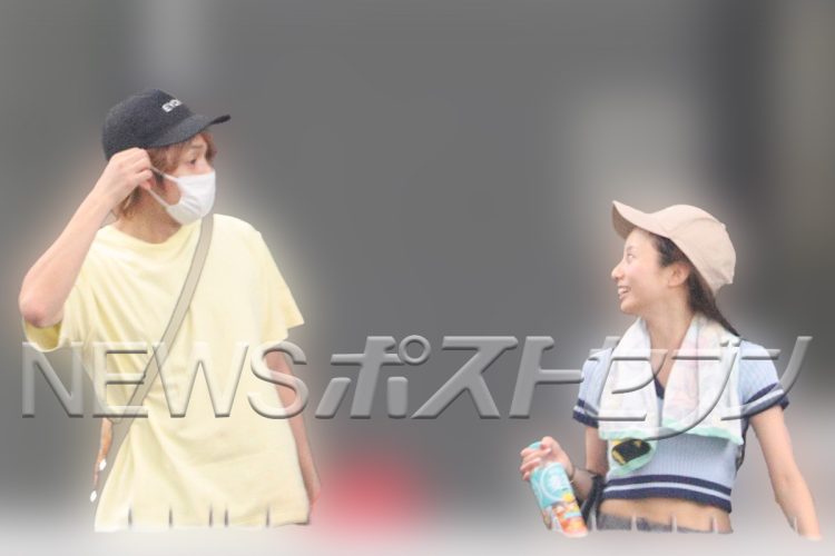 ゴルフ練習場で笑顔を見せる中間淳太さんと林祐衣さん。ディズニーグッズを身につけているのがわかる。