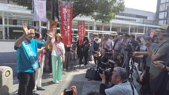 参院選で政党要件維持を目指す社民党候補、ラサール石井氏の街頭演説