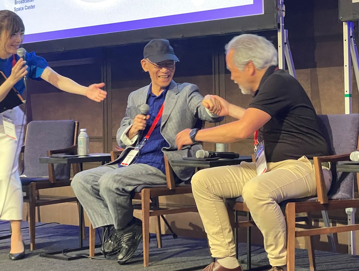 SPACETIDE 2025での対談後、富野由悠季監督と稲谷芳文JAXA名誉教授が笑顔を見せる様子