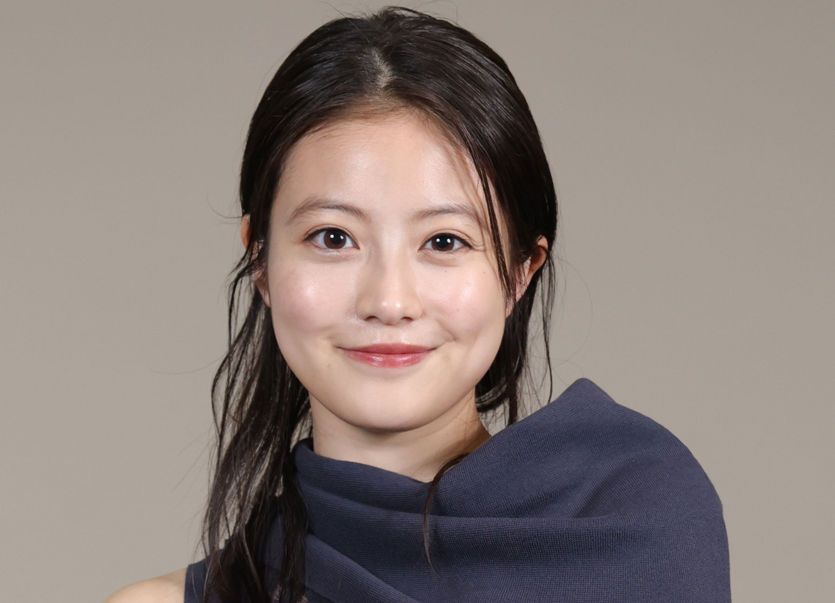 NHK朝ドラ「あんぱん」でのぶ役の今田美桜が壊れた黒い通勤バッグを修理するシーン