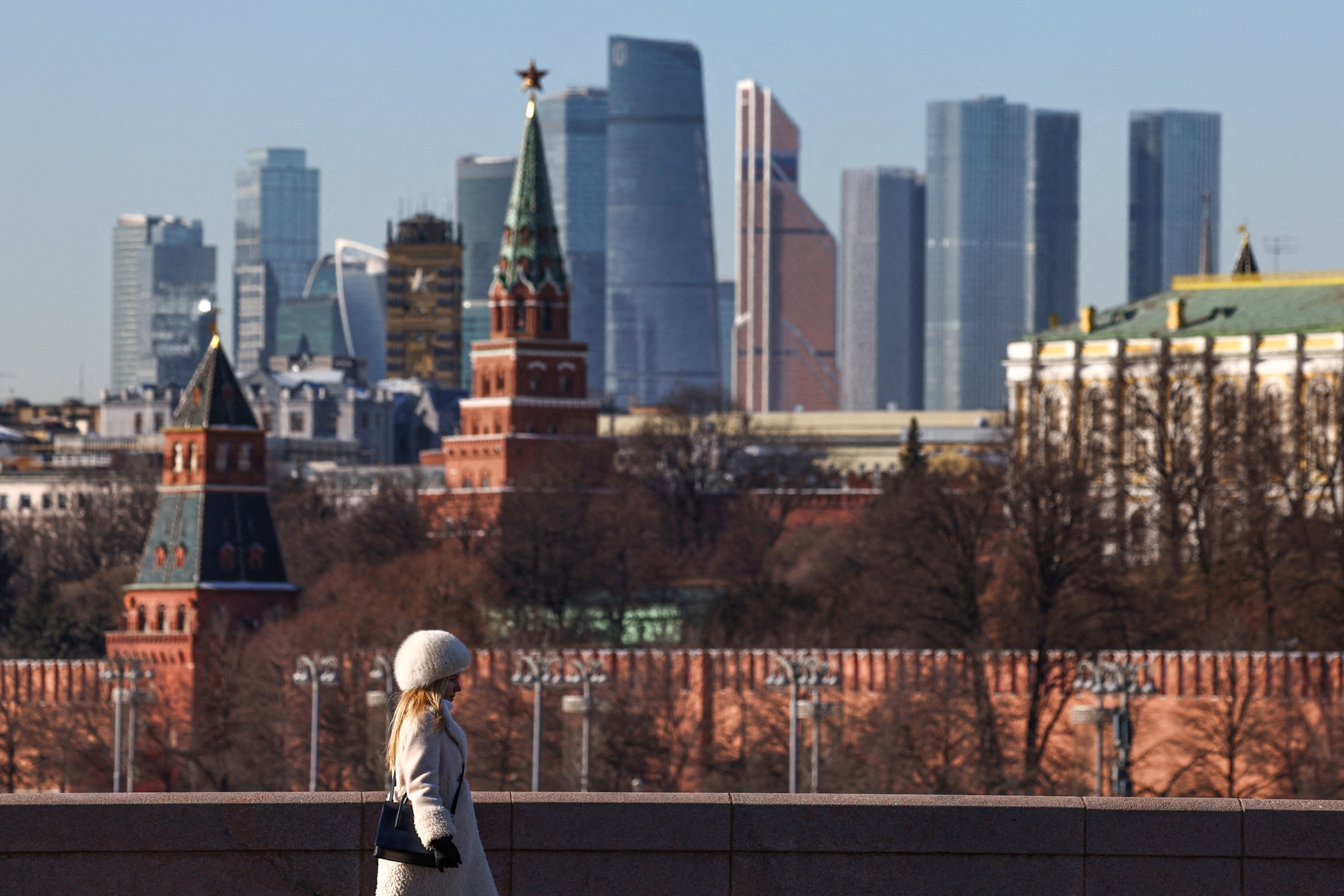 モスクワ中心部のビジネス街。ウクライナ戦争下でのロシア経済と資産没収の文脈。