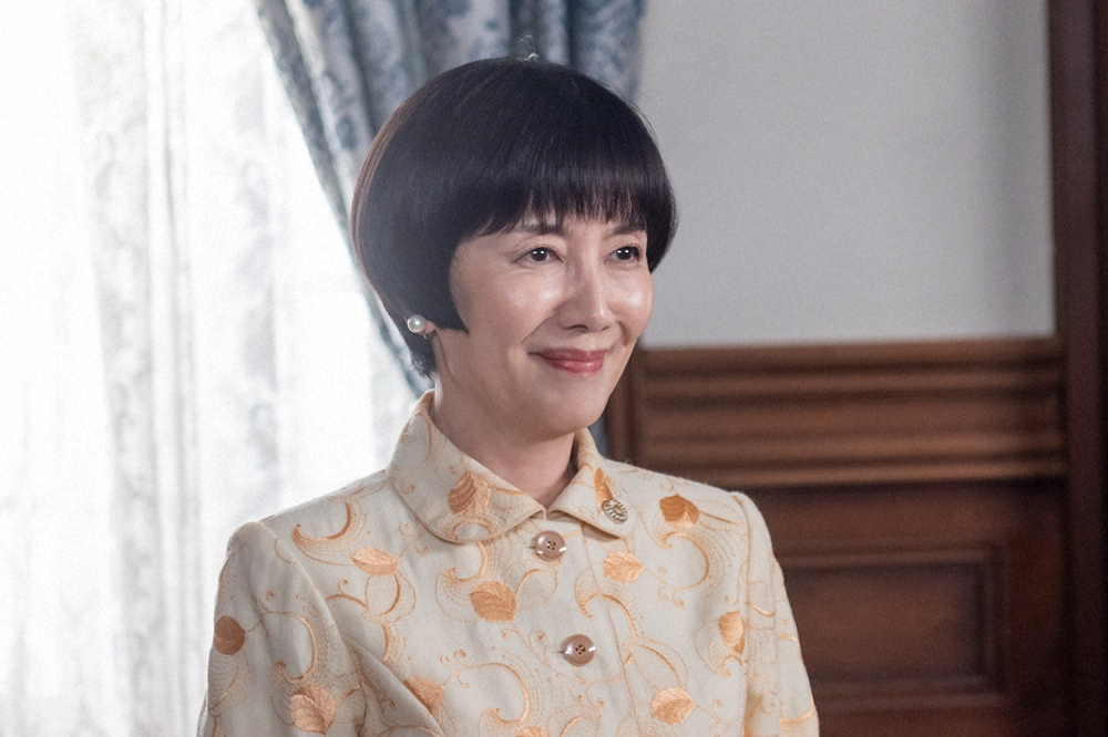連続テレビ小説「あんぱん」第74話に初登場した薪鉄子（戸田恵子）。ガード下で子どもたちに毛布をかけるシーン。足元と後ろ姿のみが映った。