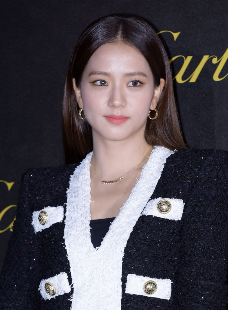 卵形の輪郭とハート型リップが魅力的なBLACKPINK ジスのアップ