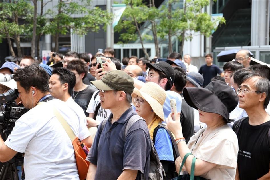 参院選九州の激戦地、福岡市での党首街頭演説に耳を傾ける有権者たち