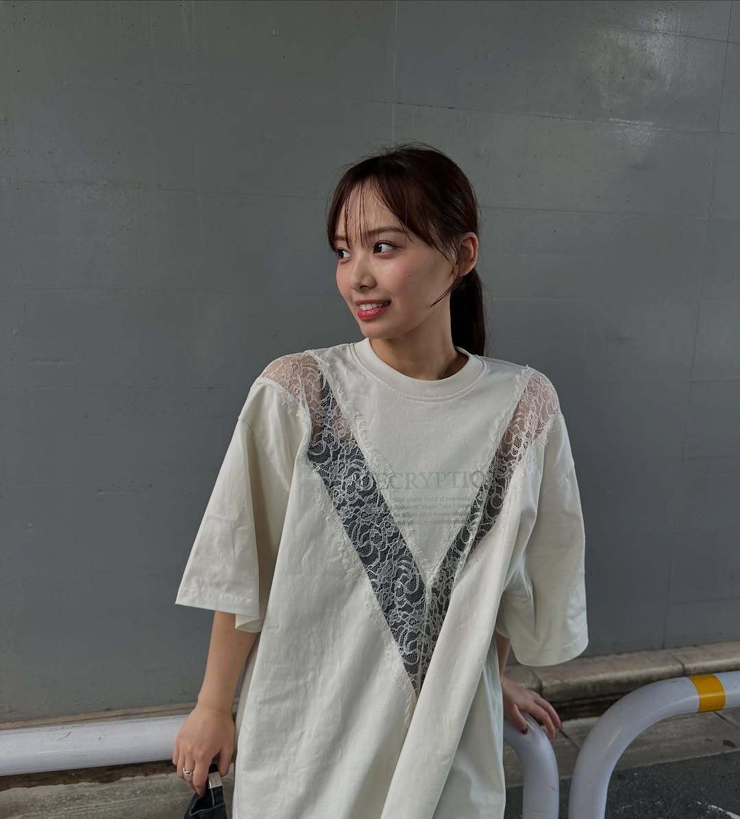 爆イケやん」ショートパンツにロングブーツ、日向坂46卒業の濱岸