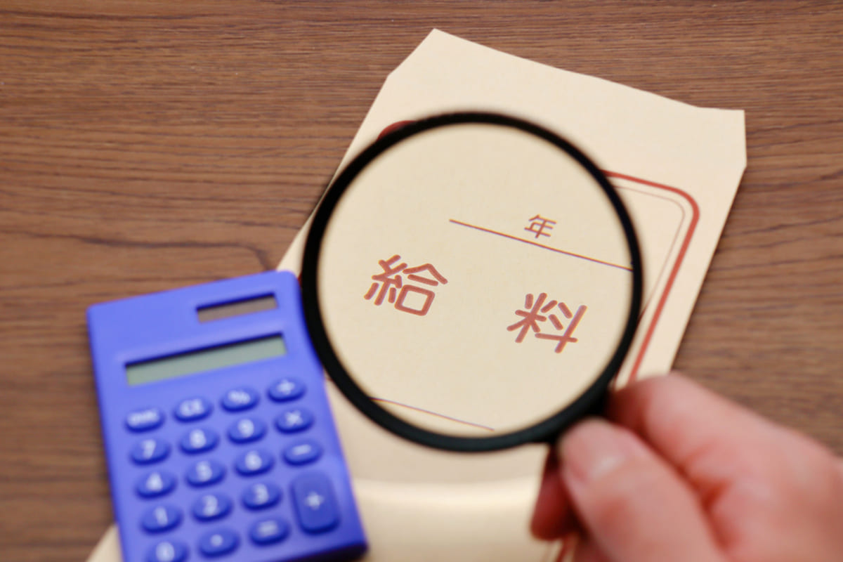 給与明細を見ながら、昇給による手取り額の変化を確認する様子のイメージ