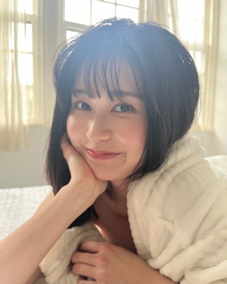 未梨一花が東京ディズニーシーでミッキーの耳付きカチューシャとキャミソール姿でポーズを決める