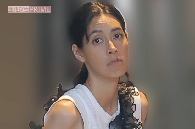 【目撃撮】森泉、娘をバレエ教室に送ると腕に絡みつき…“イケメン僧侶の夫”との密かな楽しみ