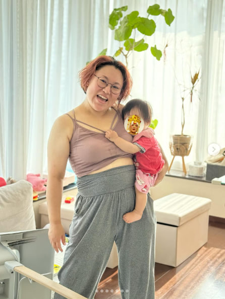 娘を小脇に抱え…バービー、リアルな育児の様子を明かし共感の声続々「私も同じスタイルです」