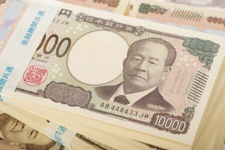 国家公務員の退職金平均額を示す、積み重ねられた日本円の札束イメージ