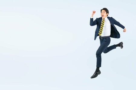 夏のボーナス支給を背景に、年収や家計について考えるイメージ画像