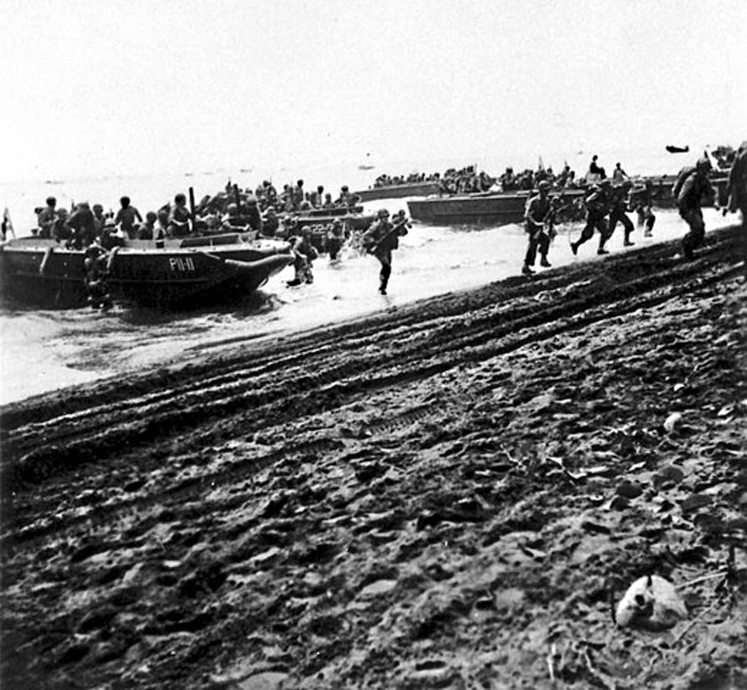 太平洋戦争：ガダルカナル島上陸作戦中の米海兵隊員 (1942年)