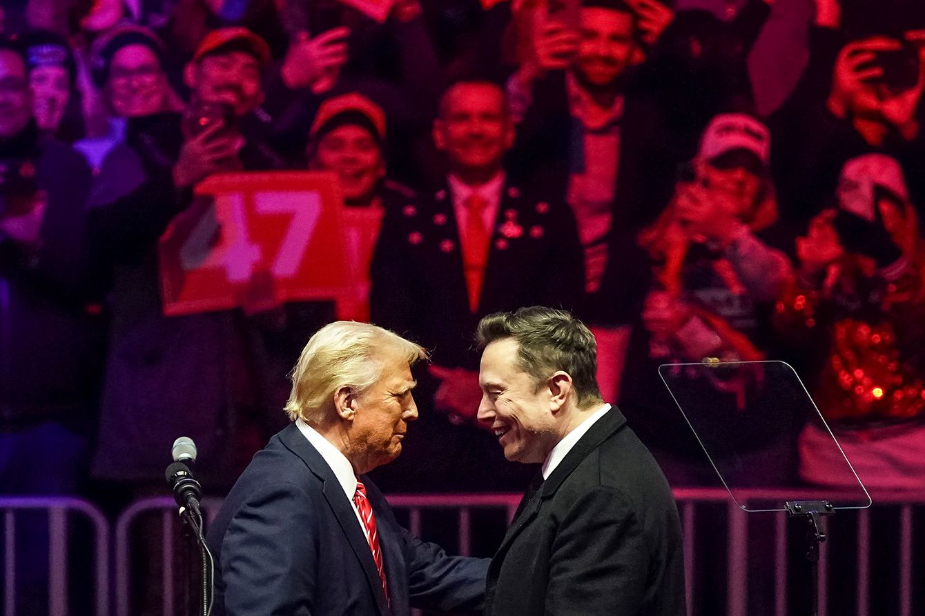 トランプ前大統領とイーロン・マスク氏が壇上に立つ様子