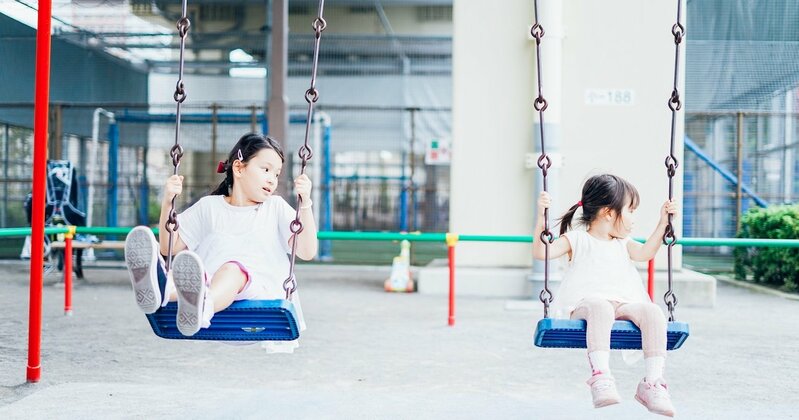 小学4年生頃の子供が机で読み書き学習をしており、親が隣で見守る様子。「9歳の壁」対策となる家庭学習のイメージ。