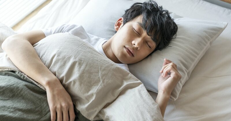 睡眠不足による生産性低下や健康リスクを示すイメージです。