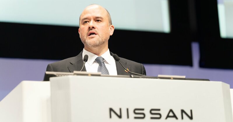 日産のロゴが入った車両。経営難と再生への取り組みが問われる同社の現状を表す。