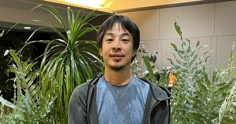 論客ひろゆき氏のポートレート、現代の若者の労働観とホワイト企業からの退職増加について語る