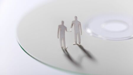 《歩きスマホでトラブル》悪いのはどっちか――。両者の視点で見るとわかる“本当の問題点”僧侶が説く「争う原因はつくらない」の大切さ