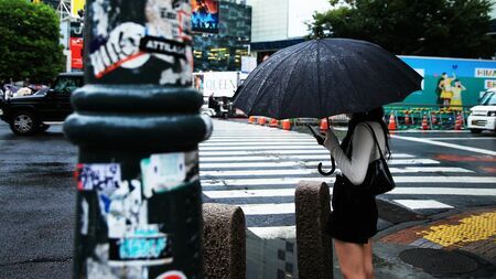 奨学金返済負担が結婚に影響する現実を示唆する若いカップルの様子