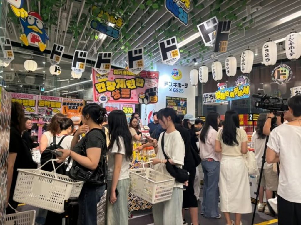 2025年7月8日、韓国ソウルのザ・現代ソウル地下1階にオープンし大勢の客が訪れるGS25×ドン・キホーテ ポップアップストアの外観