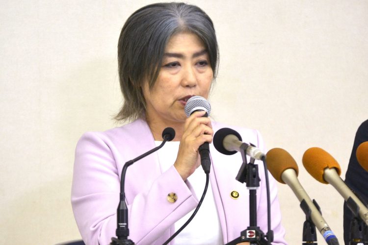伊東市長・田久保真紀氏、学歴疑惑に関する会見でピンクのジャケットを着用