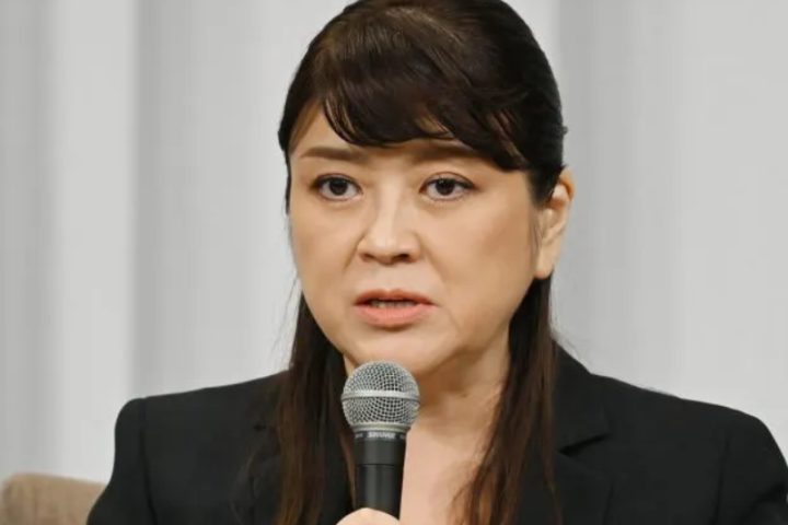 藤島ジュリー景子氏が、自身初の告白本「ラストインタビュー」で母メリー氏との複雑な関係を語る様子を捉えた写真