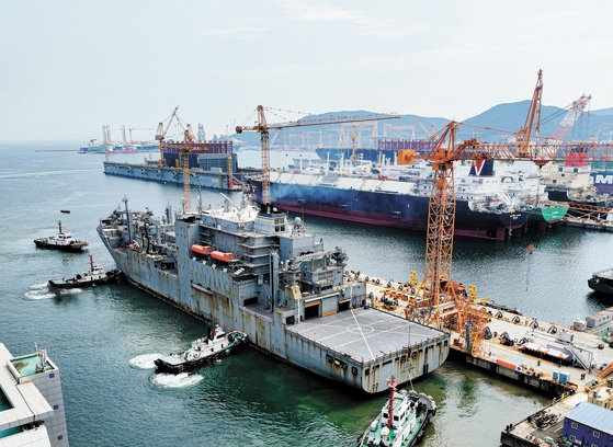 韓国のハンファオーシャン巨済事業所に入港する米国海軍の軍需支援艦「ウォリー・シーラ」（MRO事業関連）