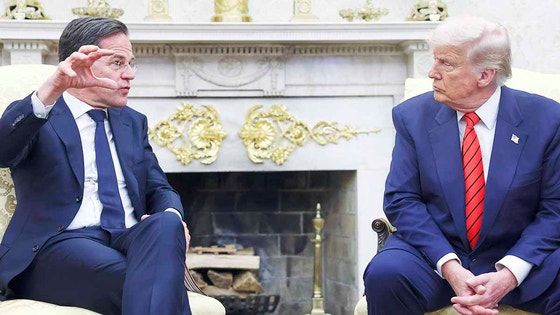 ロシアのウクライナ侵攻に関する会談で握手するトランプ米大統領とマルク・ルッテNATO事務総長