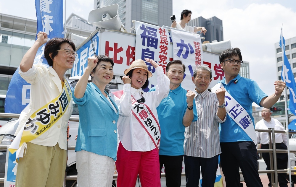 参院選公示日、ポーズをとる社民党の福島瑞穂党首と関係者