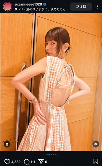 スザンヌさんがインスタグラムで披露した背中見せギンガムワンピース姿